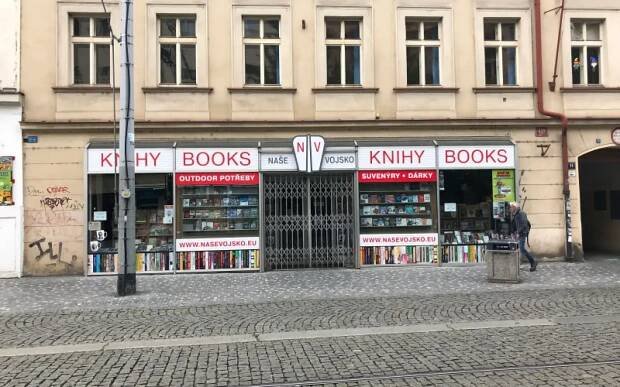 Galerie: Za prodej hrníčků a triček s nacisty uložil soud tříletou podmínku - Galerie - Echo24.cz