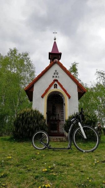 Kaplička nad rybníkem