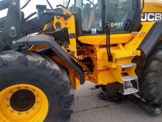 Kloubový nakladač JCB 437 AGRI