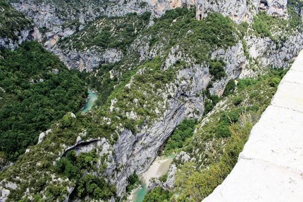 Fotogalerie Kaňon Verdonu – Pont de ĺ Artuby. - Pohled na Verdon z vyhlídky. - č. 1978259 | Turistika.cz