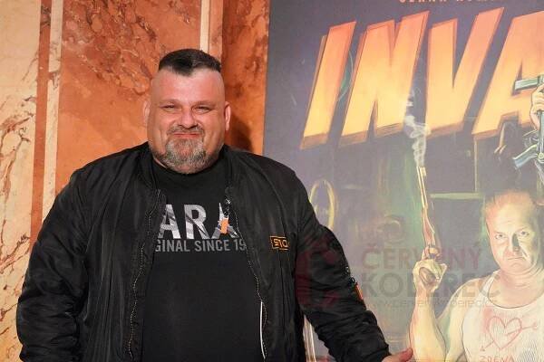 Slavnostní premiéra komedie Invalida. V delegaci nechyběli Gregor Hološka, Zdeněk Godla či Majk Spirit | Červenýkoberec.cz