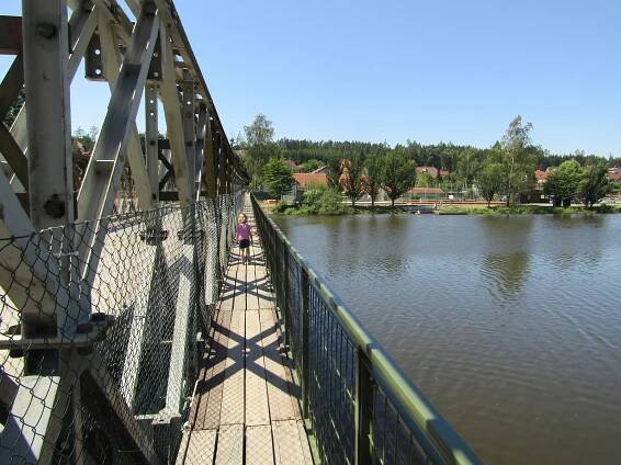 VIDEO: V Plané nad Lužnicí už se jezdí přes provizorní most, podívejte se