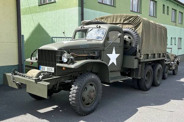 VIDEO: Džíp vedle džípu. Vojenské veterány zápolily o Zlomenou poloosu