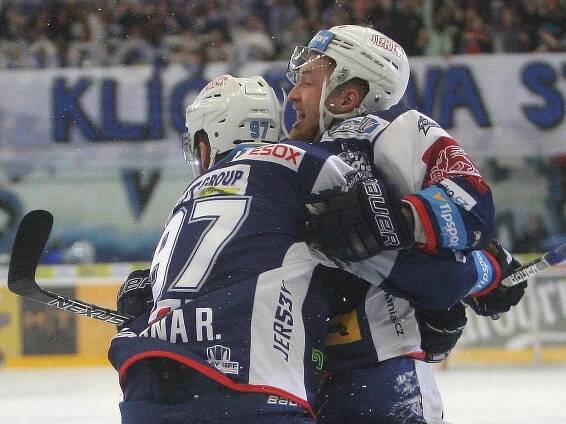 Hokejisté Komety Brno (v modrém) zvítězili ve třetím finálovém utkání 3:2 a ujali se vedení v sérii 2:1 na zápasy.