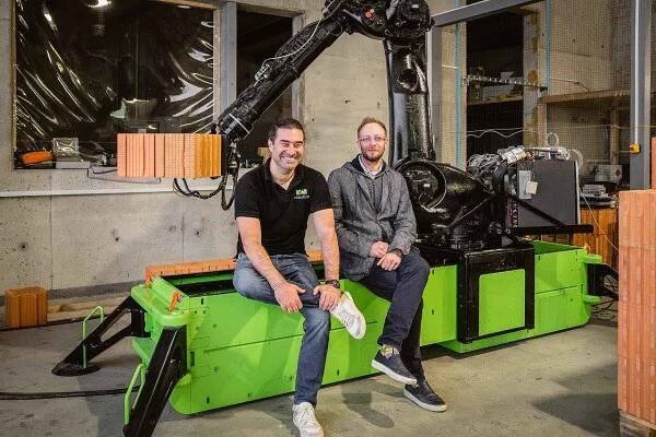 Unikátní zdící robot a jeho tvůrci – Štěpán Kočí, Jakub Maršík (zleva)