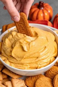 Pumpkin Fluff Dip is the easiest Fall dessert recipe with lots of pumpkin flavor! Made with cream cheese, marshmallow creme and real pumpkin.
