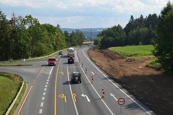 Práce na dostavbě dálnice D4 mezi Příbramí a Pískem začaly, hotovo má být do tří let
