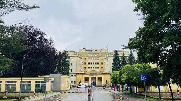 Střelba v třinecké nemocnici: Opilci napadli ochranku, vyhrožovali samopalem