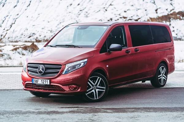 Vito Tourer od luxusní třídy V jen tak nepoznáte. Už nejde o dělníka, ale o poctivý Mercedes