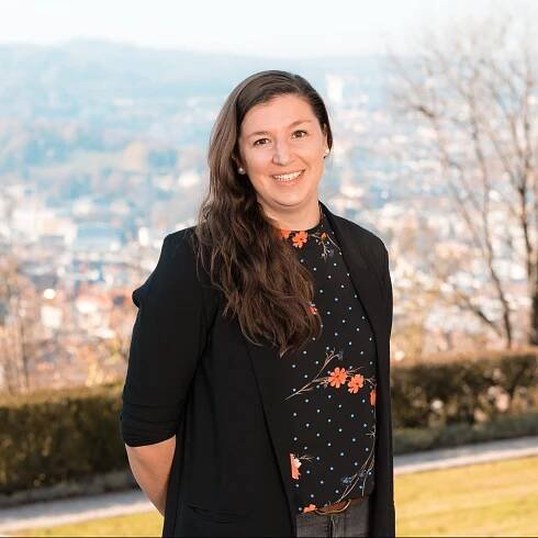 Zu sehen ist Lisa Weis, stellvertretende Geschäftsführerin der Allianz für Beteiligung