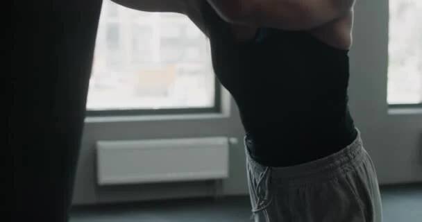 Žena kickboxer je boxerský pytel s koleny ve zpomaleném filmu, smíšené bojové umění bojové vlaky, 4k 120fps Prores HQ — Stock záběr