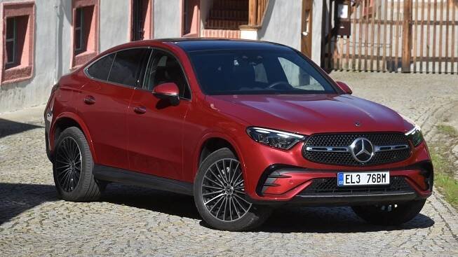 Auto působí elegantně a současně i sportovně