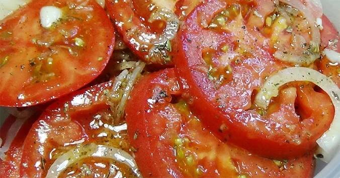 Vynikající marinovaná rajčata s česnekem a medem: Doporučujeme připravit rovnou 2 porce – ano, opravdu až tak dobrá jsou!