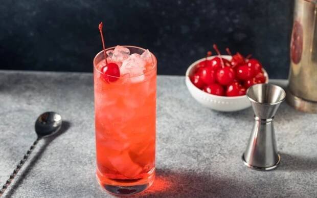 Koktejl Shirley Temple s třešní, sodou a vodkou