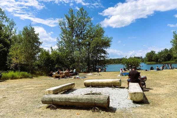 Koupání zdarma jen pár minut od Ostravy. Vrbické jezero láká na mola i šlapadla