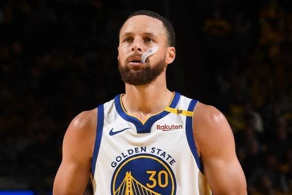 Stephen Curry leaves players and fans speechless by unexpectedly joining the Bucks circle during a game.