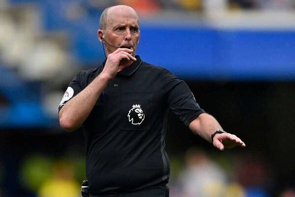 Konec ikonického rozhodčího. Mike Dean nebude v Premier League působit ani ve funkci VAR
