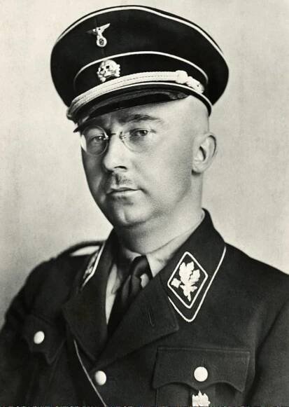 Heinrich Himmler (7. října 1900, Mnichov – 23. května 1945, Lüneburg) byl říšský vůdce SS, šéf gestapa, velitel Algemeine SS, na konci války z pověření Hitlera velel Waffen SS na severozápadní straně Německa, říšský ministr vnitra a organizátor hromadného vyvražďování Židů (holokaustu). Za své zločiny nebyl nikdy souzen, krátce po konci druhé světové války v Evropě spáchal sebevraždu kyanidovou kapslí, kterou měl ukrytou v umělém zubu.