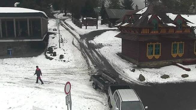 Na Pustevnách se sníh stále drží