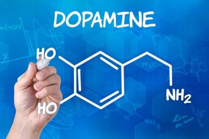 Ruka s perem kreslení chemický vzorec dopamin — Stock obrázek
