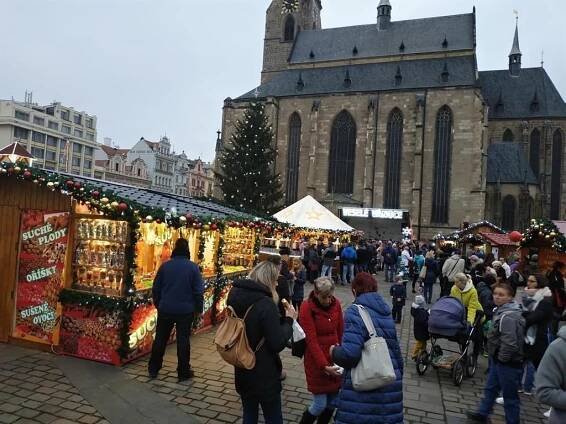 Vůně svařáku i trdelníku! Náměstí v Plzni patří Adventním trhům - FOTKY - QAP.cz