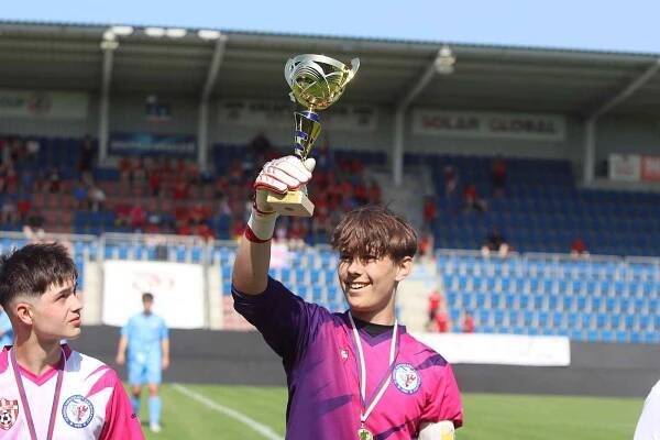 Žákovské finále poháru rozhodl Maradona, trenér vedl vítězný tým z nemocnice