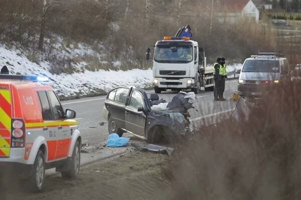 Smrtelná nehoda blokovala obchvat Jihlavy, srazilo se osobní auto s nákladním