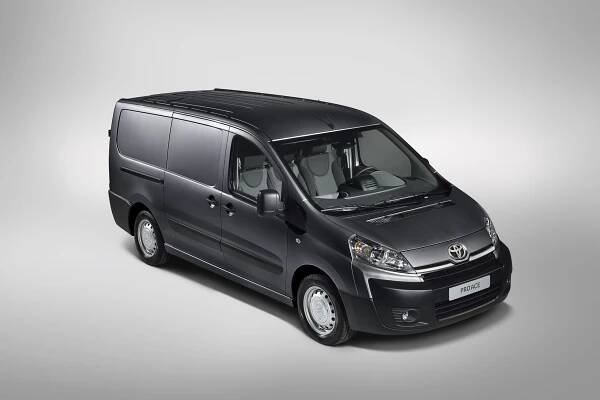 Dodávka Toyota Pro Ace vyjíždí z Francie