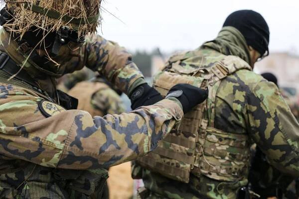 Fotky: Nepřítel zlikvidován. Češi s Litevci cvičně útočili na vesnici, kterou dobyli "bílí mužíčci"