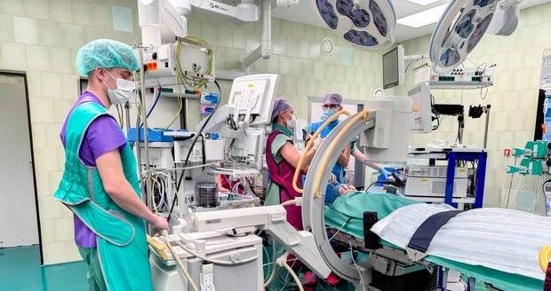 Světově unikátní zákrok v Motole: Ženě (26) s cystickou fibrózou potřetí transplantovali plíci!