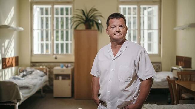MUDr. Jiří Švarc, Ph.D., na svém pracovišti v pavilonu 17 psychiatrické...