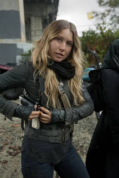 Falling Skies - Worlds Apart - Z natáčení - Sarah Carter
