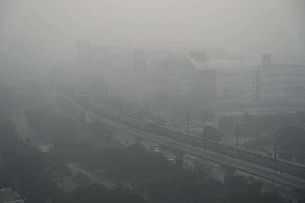 Fotky: Není vidět na krok. Indové se bojí, že smog zadusí i ekonomický boom