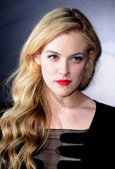 Riley Keough o herce moc stála, ale on ji měl jen do postele.
