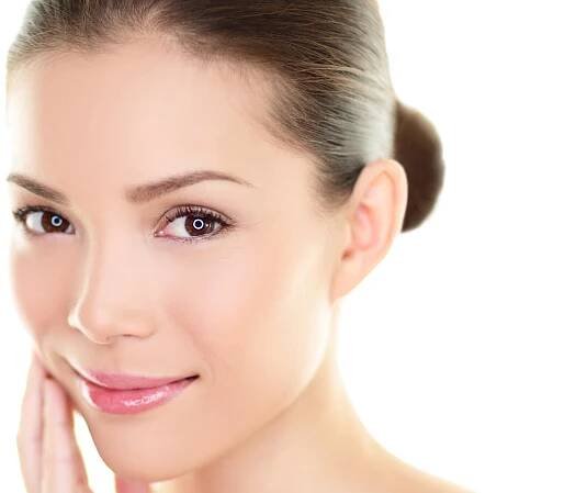 Trápí vás ucpané póry a černé tečky? Vynechte pleťové oleje a zkuste chemický peeling - First Style