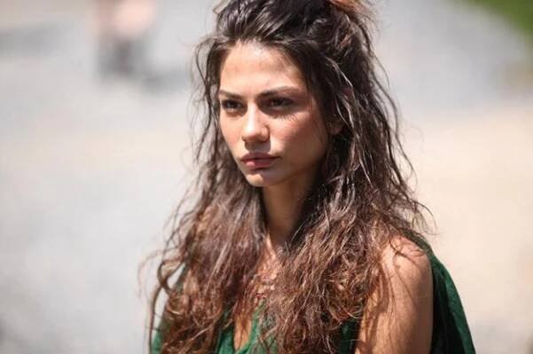 FOTO: Demet Özdemir hraje v Zasněné lásce bláznivého snílka. – stránka 6