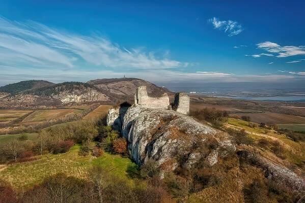 Tři klenoty z oblohy. Tak vidí Děvíčky, Sirotčí hrádek a kostel v Mušově ptáci