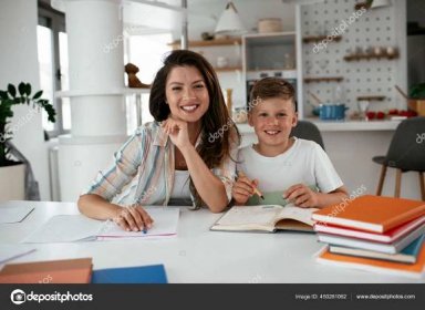 Stáhnout - Učím se z domova. Matka pomáhá dětem s domácím úkolem. — Stock obrázek
