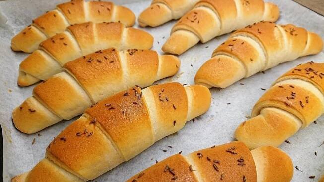 Sousedka pekařka mi prozradila recept nad zlato: Teplé, křupavé a neodolatelně voňavé čerstvé rohlíky teď zvládnete doma úplně všichni! NEJJEDNODUŠŠÍ POSTUP