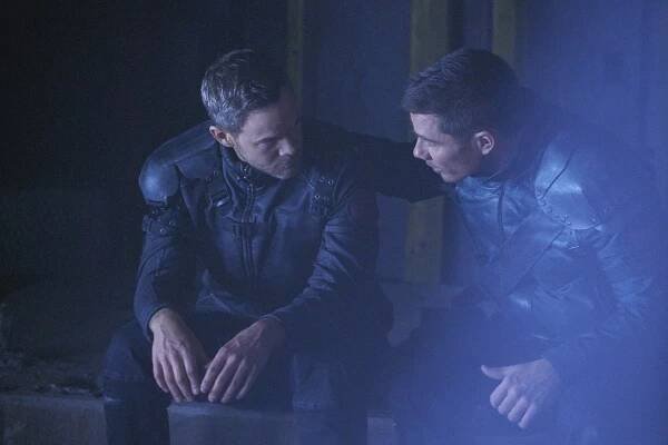 Killjoys: Vesmírní lovci - Bratrský výlet - Z filmu - Aaron Ashmore, Luke Macfarlane