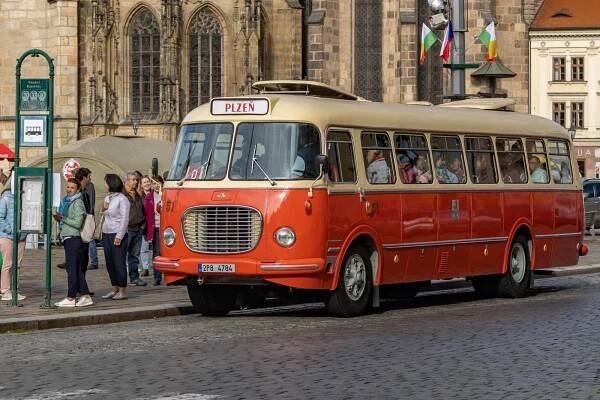 Babička tramvaj a děda autobus. Veterány městské dopravy zase vezly lidi Plzní