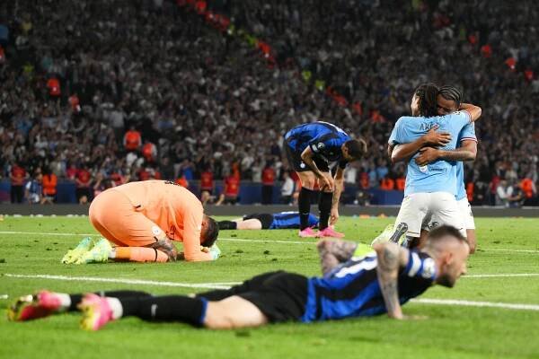 Fotbalisté Manchestru City slaví historicky první vítězství v Lize mistrů.