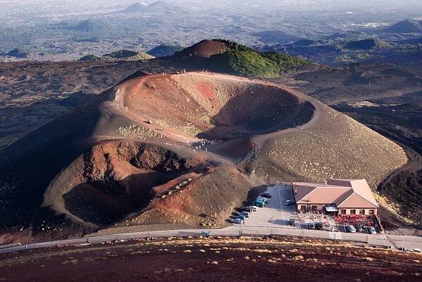Sopka Etna - letecký pohled na kráter
