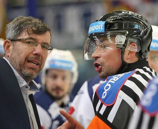 Hokejisté brněnské Komety porazili i ve čtvrtém utkání čtvrtfinálové série play-off extraligy Vítkovice, tentokrát 3:1. Na snímku trenér Pokorný.