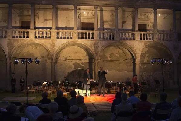 Koncert zpěvačky Pavlíny Senić a tenora Josefa Moravce konaný na zámku v Uherčicích v rámci Hudebního festivalu Znojmo opět podpořil opravy chátrajícího památky.
