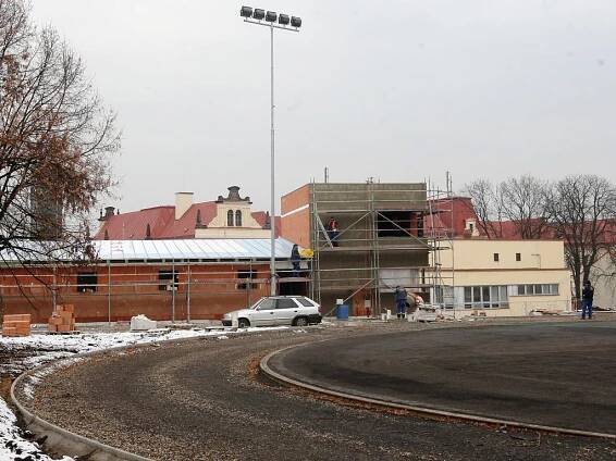 Stadion Mládí se pro sportovce otevře až v létě