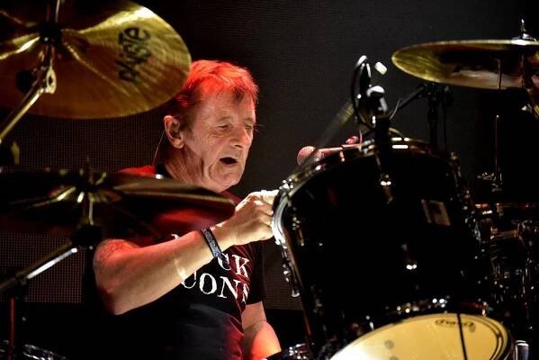 Bývalý bubeník AC/DC Phil Rudd řádil v Praze, kde zahájil své české turné