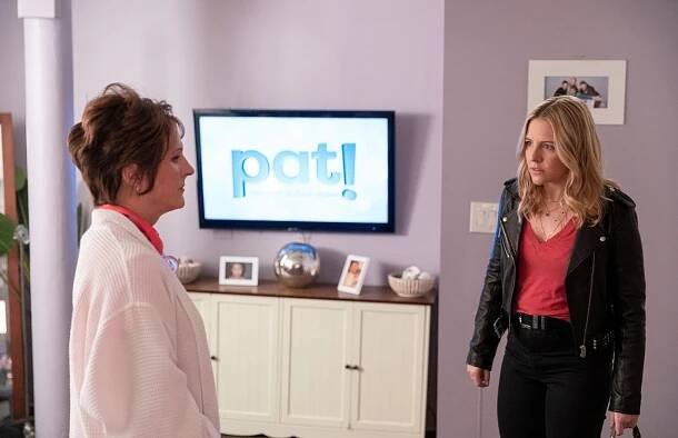 Molly Shannon, Heléne Yorke - The Other Two - Pat Gets an Offer to Host "Tic Tac Toe" - Z filmu