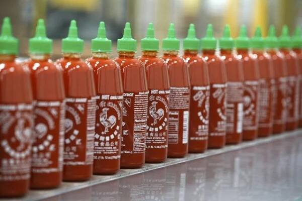 Bitva o omáčku Sriracha skončila příměřím. Američané se o pochutinu bát nemusejí