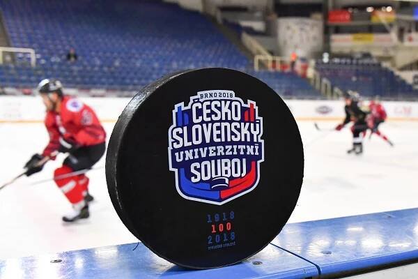 Hokejové utkání HC Masaryk University a Gladiators Trenčín v rámci akce Souboj univerzit konané u příležitosti oslav 100 let Československa